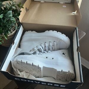 White leather Converse (women) only been worn twice has it’s original box